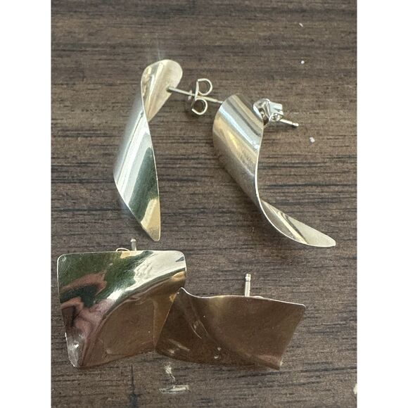 14K Solid Yellow Gold Bundle Of 2 Contemporary Lightweight Earrings Lightweight